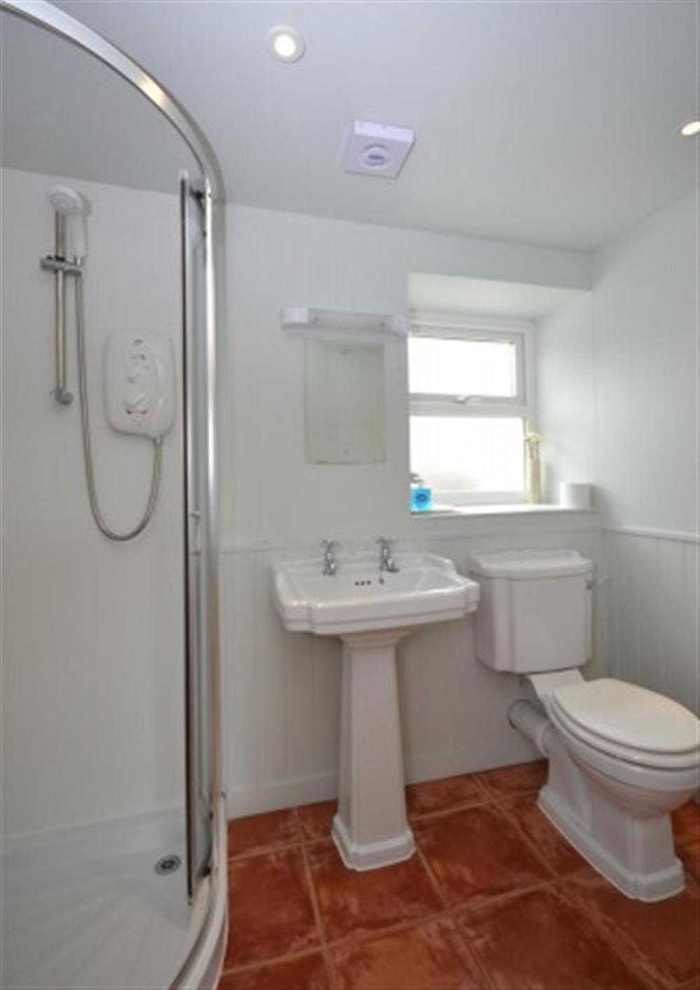 The master en suite at Beach Cottage in Looe