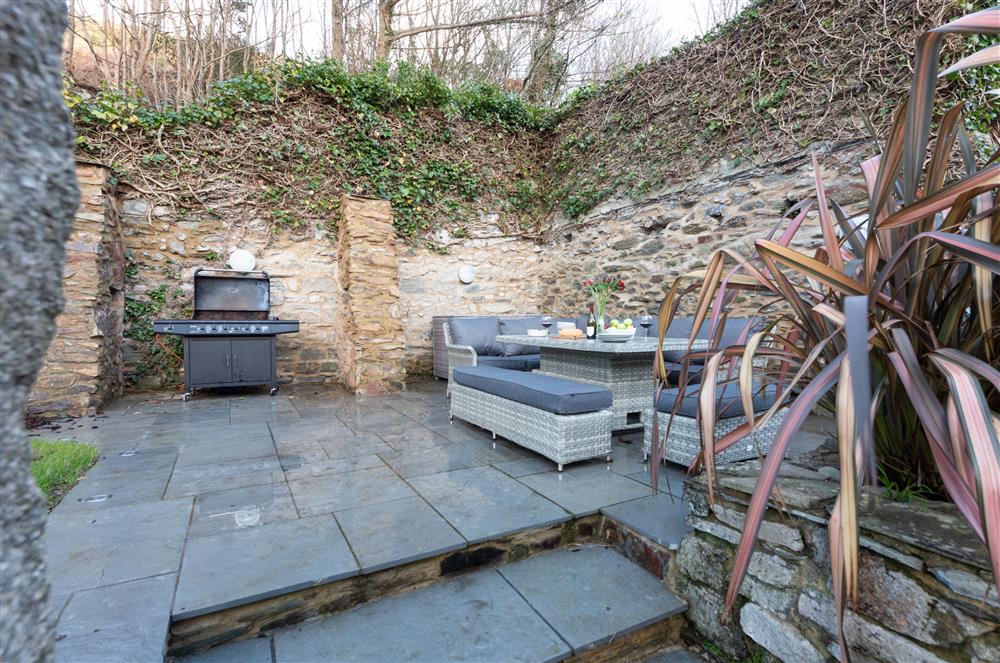Beach Cottage, Cornwall: Large, enclosed landscaped garden with patio area, garden furniture and a barbecue