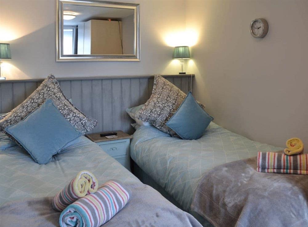 Cosy twin bedroom at Beachcomber Cottage in Marazion, Cornwall