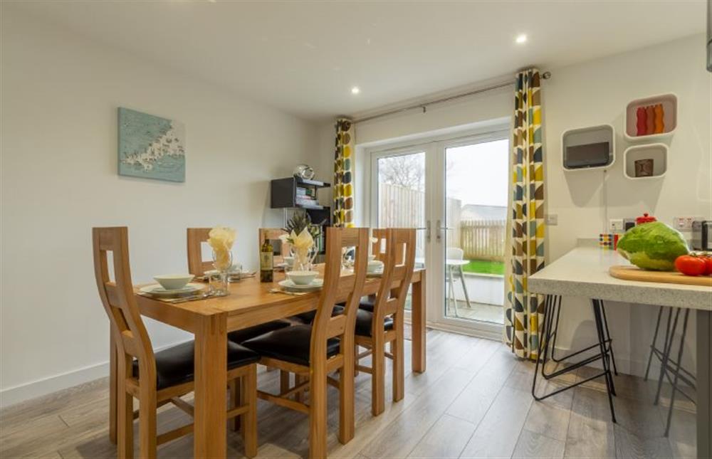 Dining table with seating for six guests at Beacon View, St Agnes 