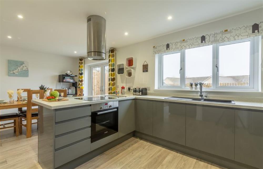 Kitchen with high gloss units and breakfast bar at Beacon View, St Agnes 