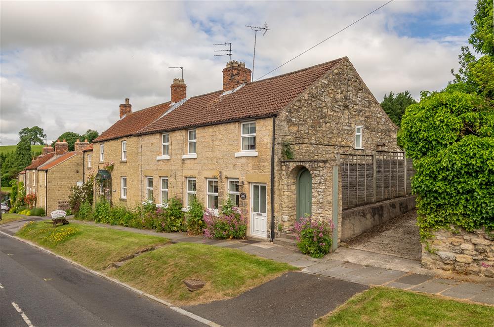 Beadale Cottage is a characterful cottage situated at the end of a pretty row of terraced cottages at Beadale Cottage, Ampleforth