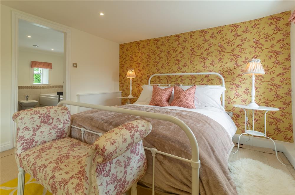 First floor: Elegant master bedroom with 5ft king-size bed and en-suite bathroom at Beadale Cottage, Ampleforth
