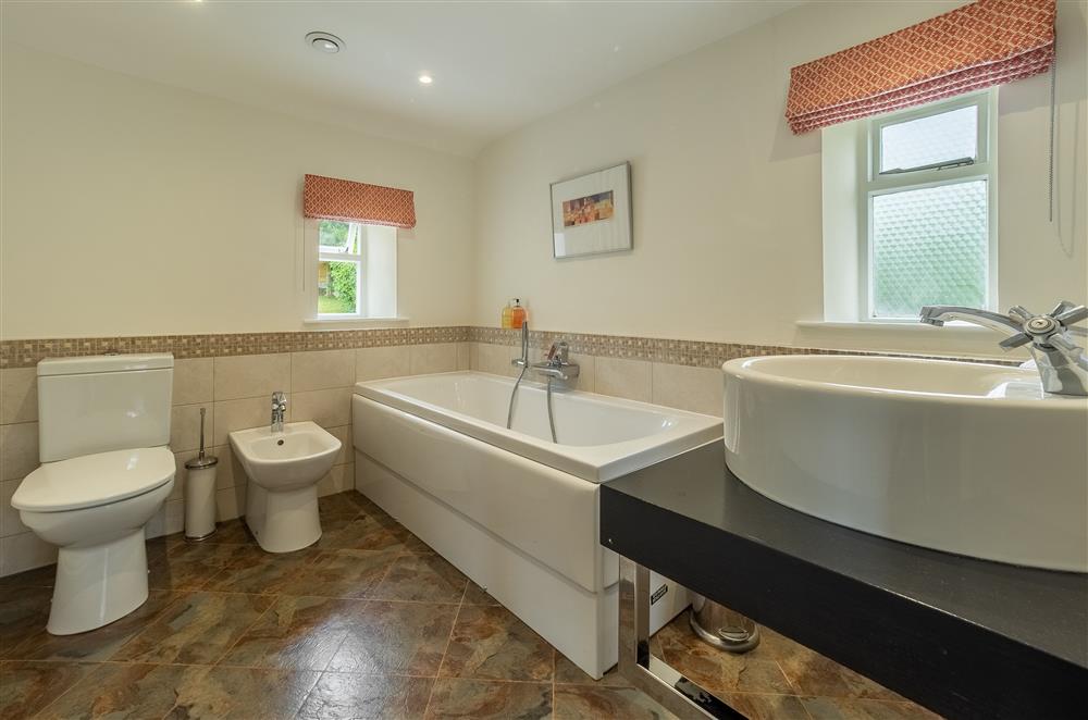 First floor:  En-suite bathroom to master bedroom at Beadale Cottage, Ampleforth