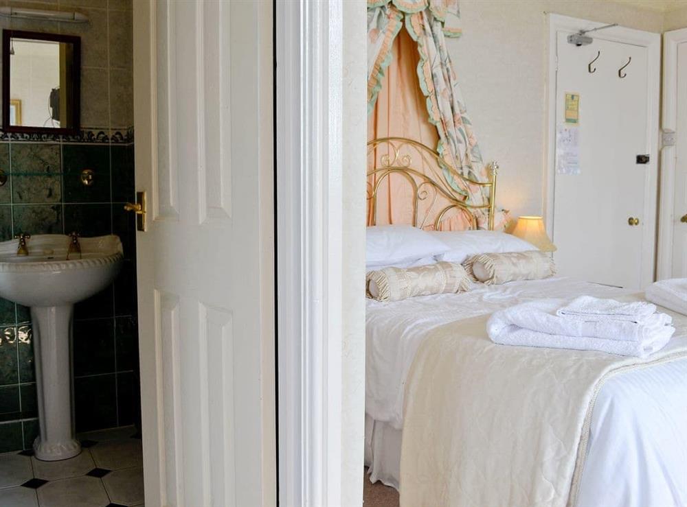 Double bedroom with en-suite at Beaford House in Beaford, near Winkleigh, Devon