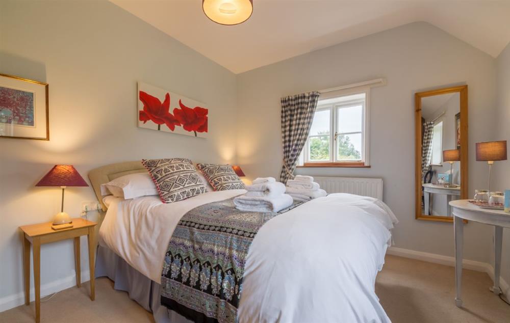 Bedroom with 4’6 bed at Bearwood House and Cottage, Pembridge, near Leominster