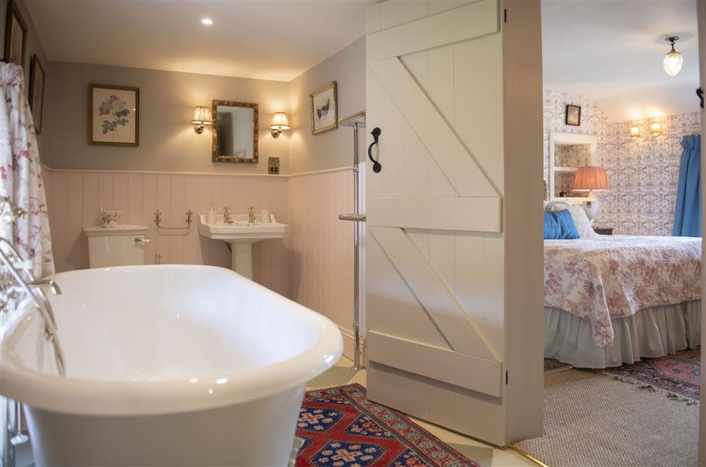 En-suite bathroom with a free-standing, roll-top bath at Beau Repaire, Castle Howard, Coneysthorpe
