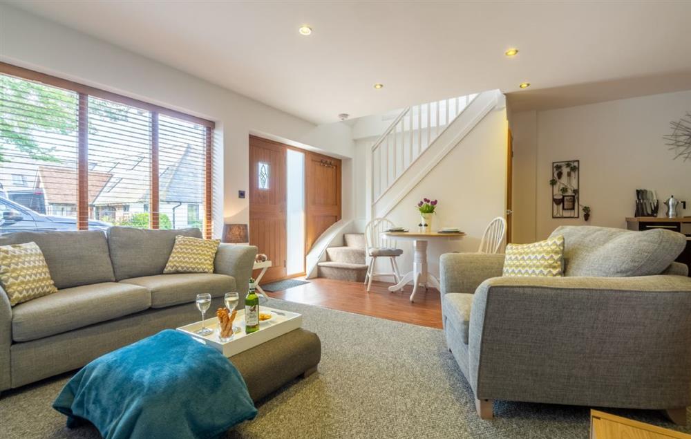 The cosy and comfortable open-plan living area with floor to ceiling windows at Beau View Cottage, Bridge
