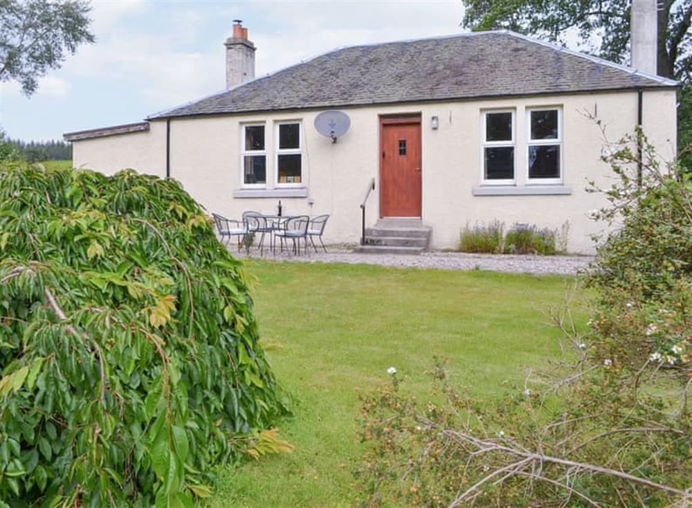Charming holiday home with lawned garden at Nursery Cottage, 