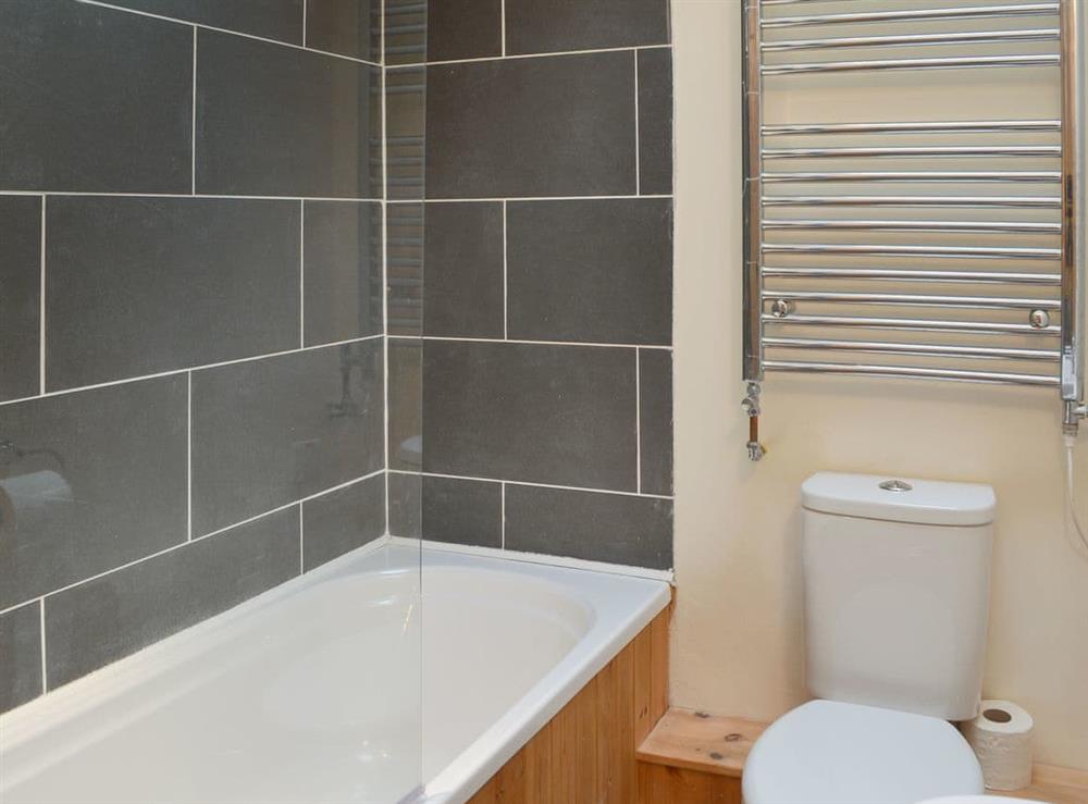 Ideal en-suite bathroom at Beckaveans Granary, 