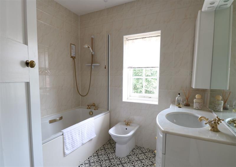 The bathroom at Beckhythe Cottage, Overstrand