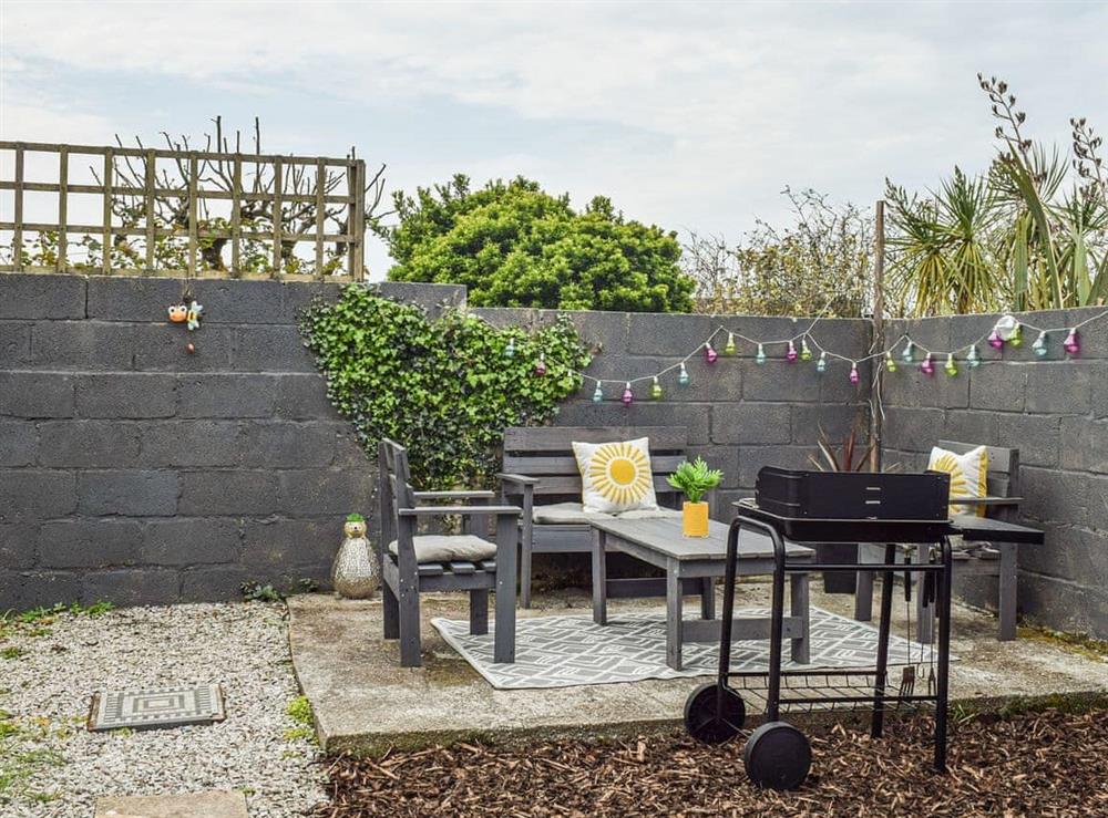 Sitting-out-area at Bee Cottage in Hayle, Cornwall