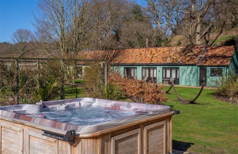 Cottage for up to three guests set within 10 acres of landscaped gardens with access to a shared hot tub and swimming pool