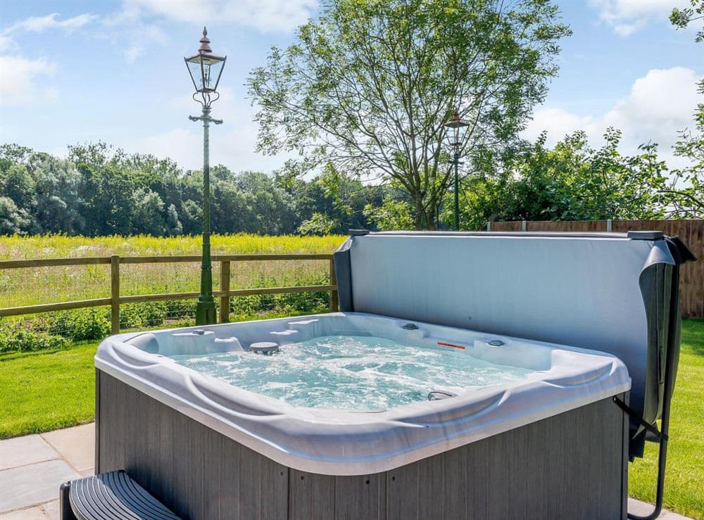 Hot tub at Alderfen Barn, 