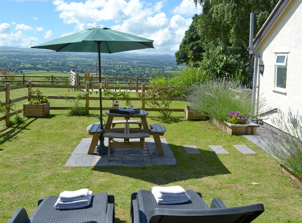 Sitting-out-area at Beehive Cottage in Denbigh, Denbighshire