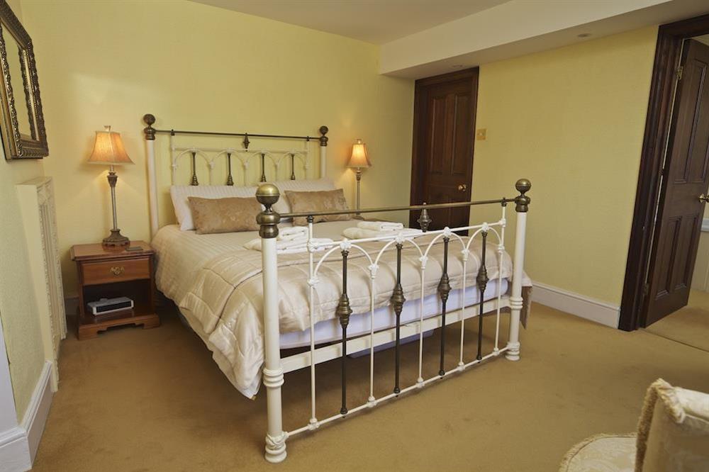 King-size bedroom with en suite at Bell Cottage in South Town, Dartmouth