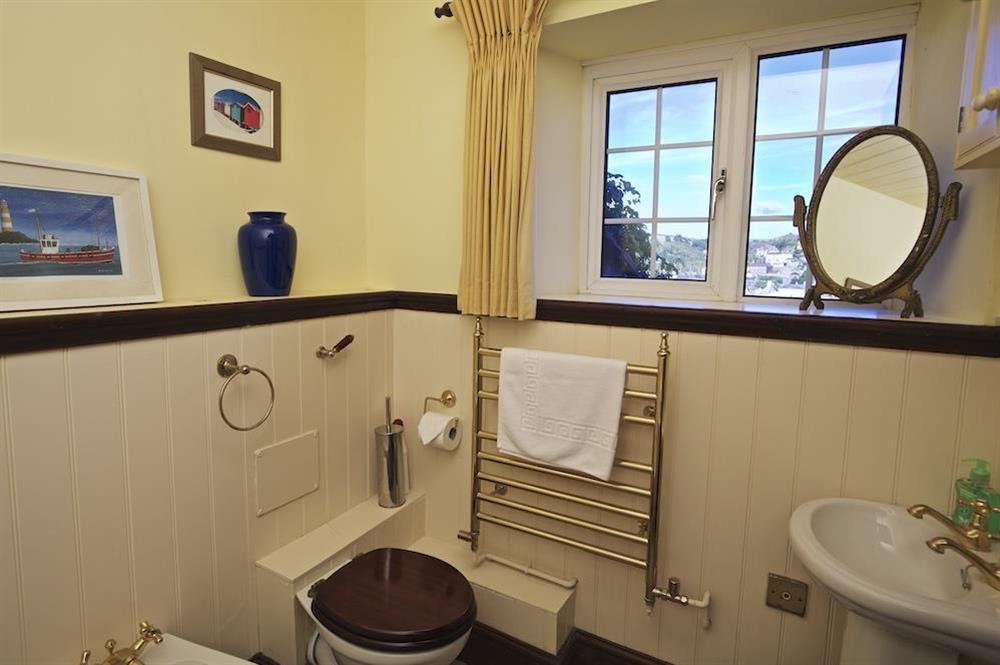 Twin bedroom en suite at Bell Cottage in South Town, Dartmouth