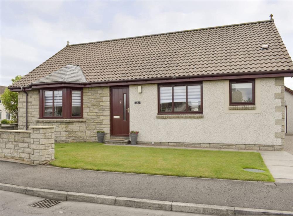 Spacious detached holiday home with off-street parking at Ben The Hoose in Anstruther, Fife, Scotland