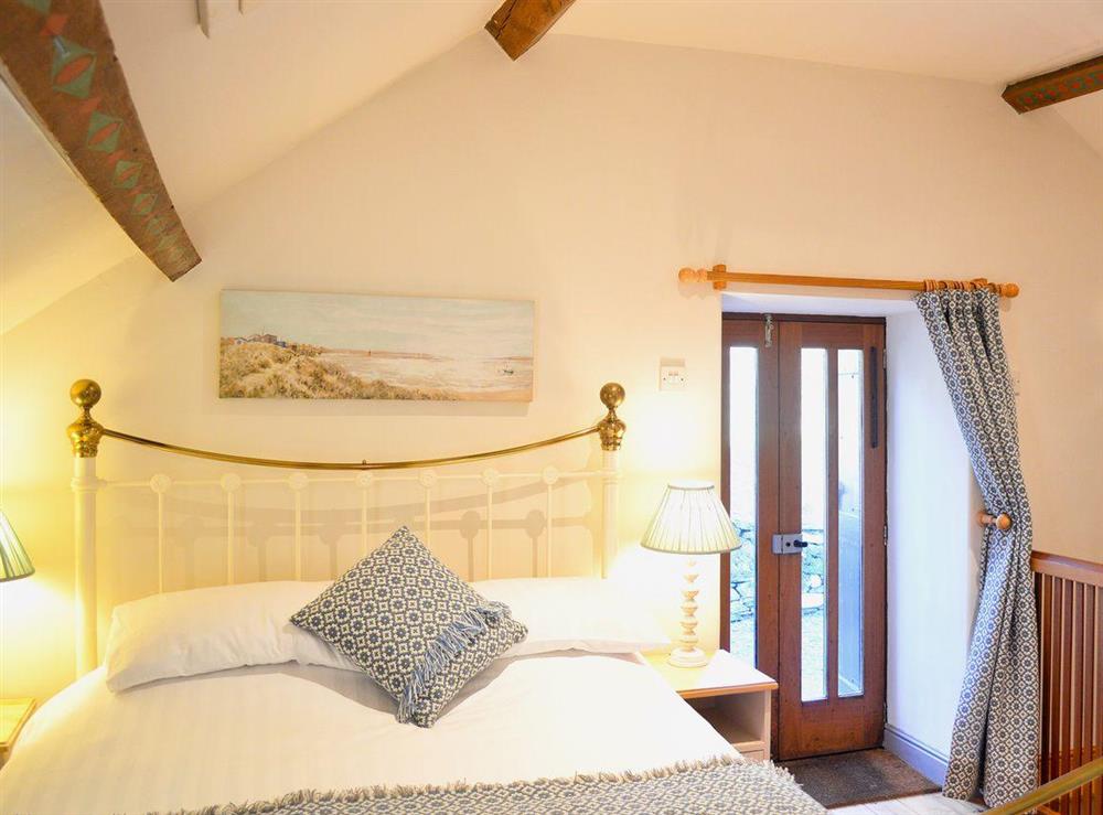 Charming double bedroom with TV and en-suite bathroom at Benar Bach, 