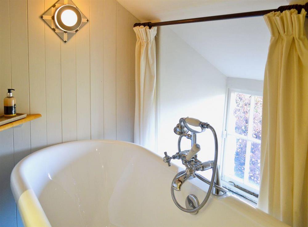 En-suite bathroom with roll-top bath (photo 2) at Benar Bach, 