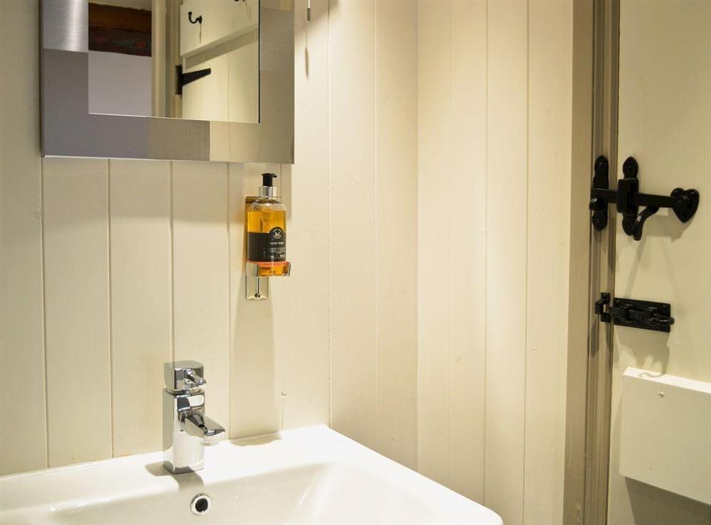 En-suite bathroom with roll-top bath at Benar Bach, 