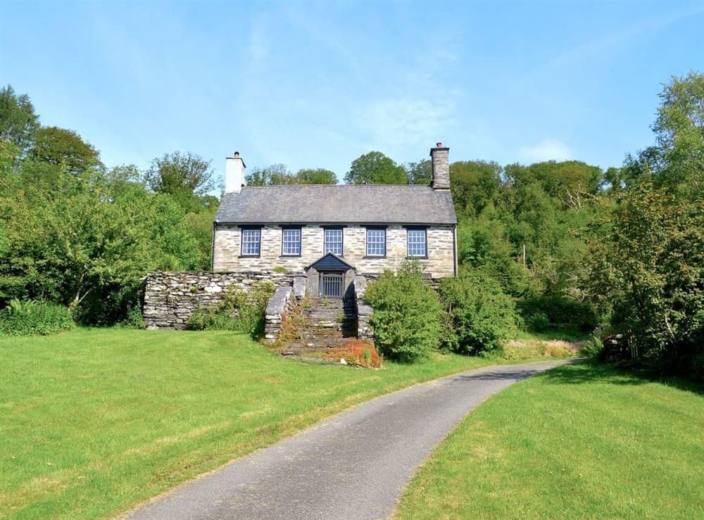 Set within the grounds of delightful 16th century Benar farmhouse at Bwthyn Rhosyn, 