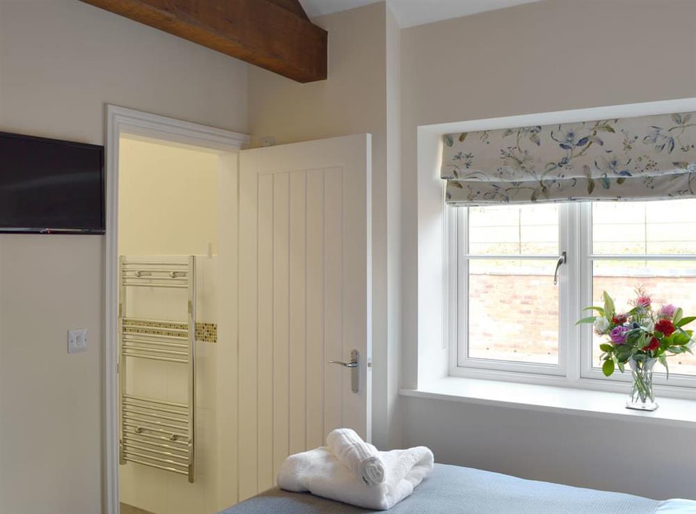 Cosy double bedroom with en-suite at Carpenters Cottage, 
