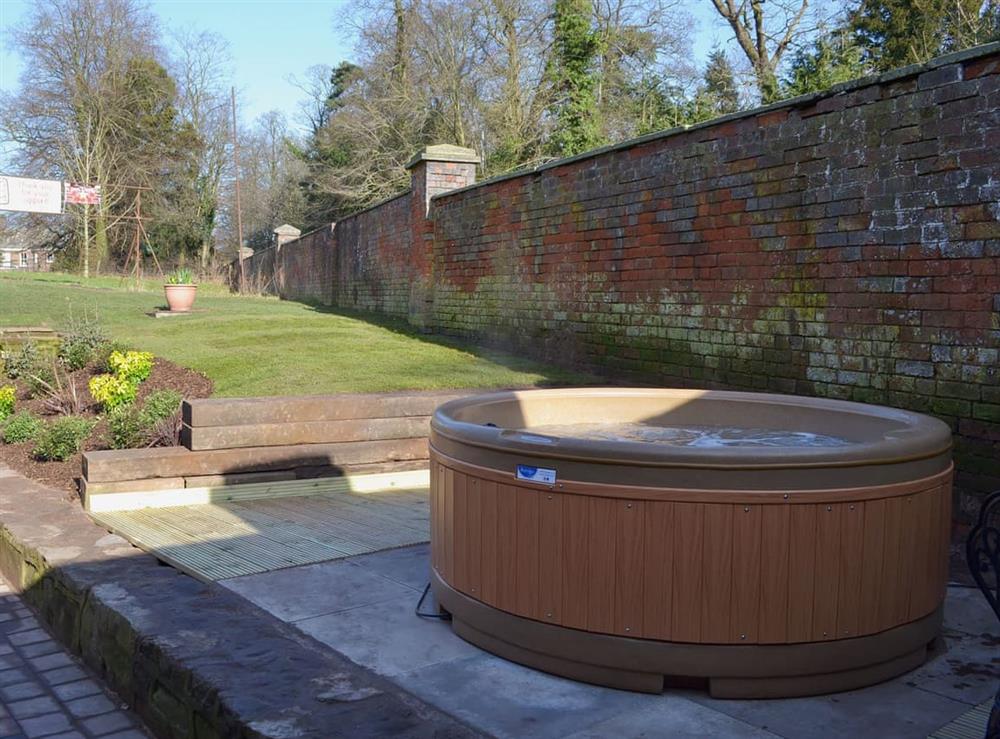 Private hot tub for 4 at Carpenters Cottage, 