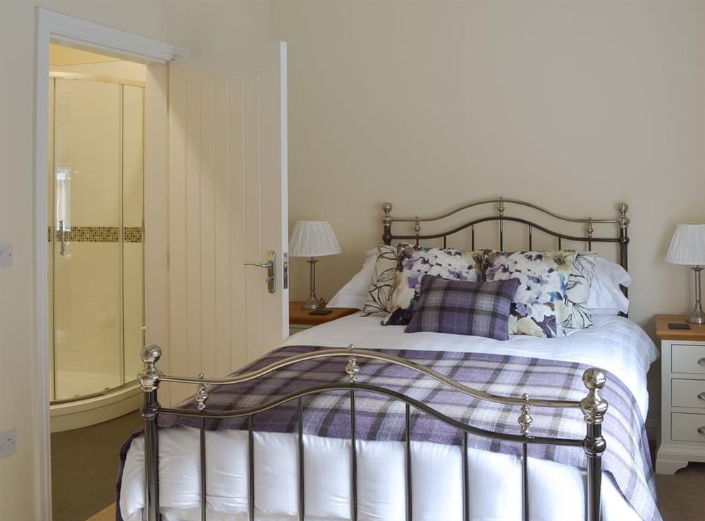 Double bedroom with en-suite at Woodside Cottage, 