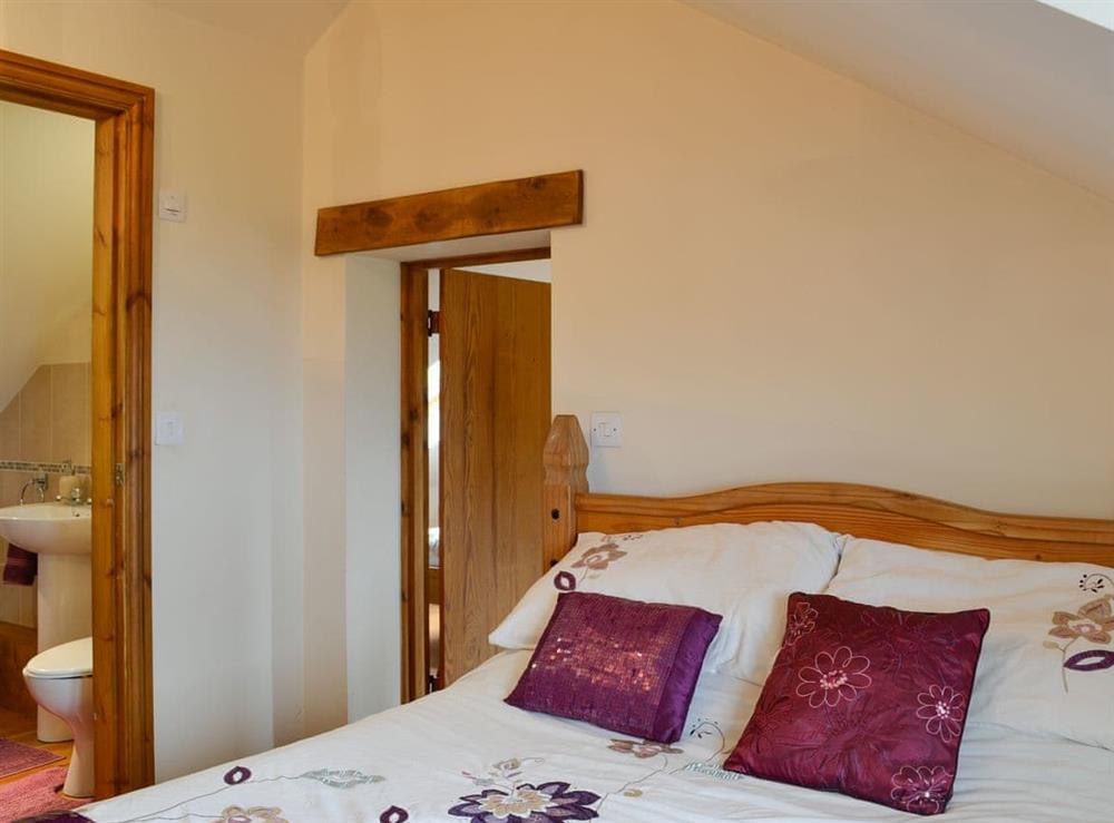 Double bedroom with en-suite at Beudy Bach in Cilgwyn, near Caernarfon, Gwynned, Gwynedd