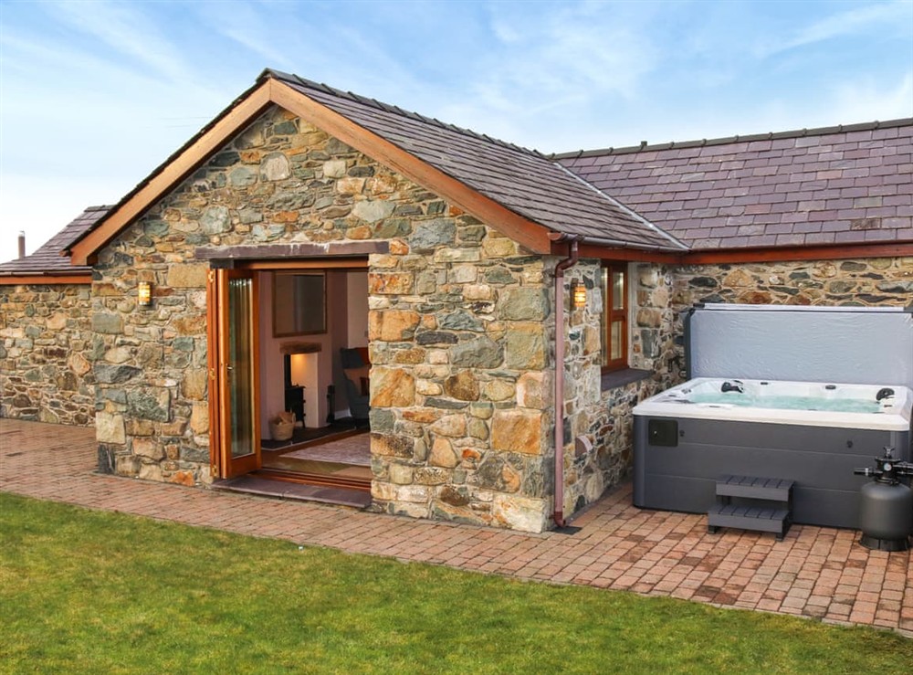 Hot tub at Beudy Newydd in Llanllechid, near Bangor, Gwynedd