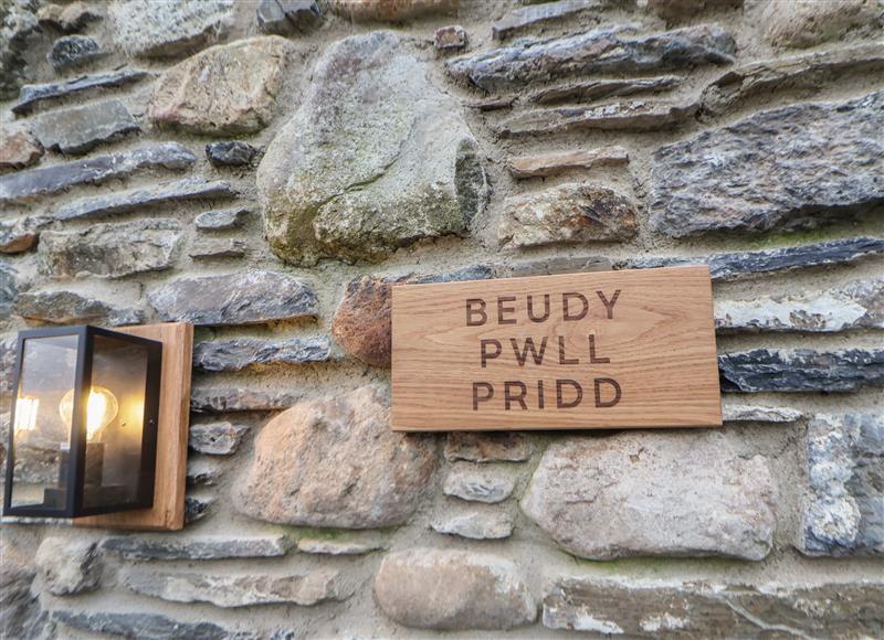 Outside Beudy Pwll Pridd