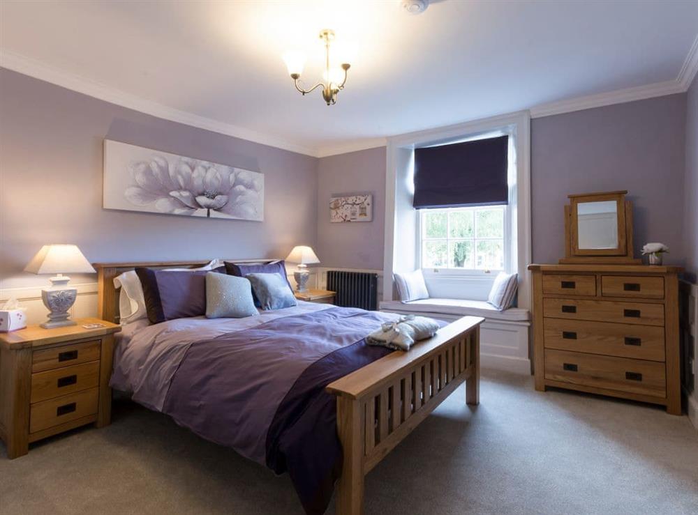Comfortable bedroom with kingsize bed and en-suite at Beverley Minster House in Beverley, North Humberside