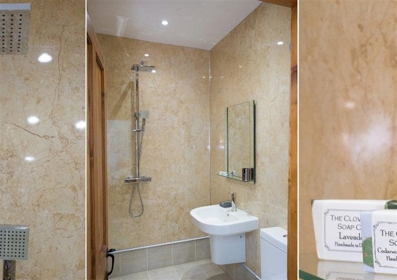 Bathroom at Billys Barn, Bradworthy