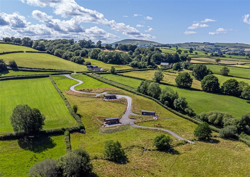 Enjoy the garden at Birch Banc Retreats - Bedw, Oakley Park near Llanidloes
