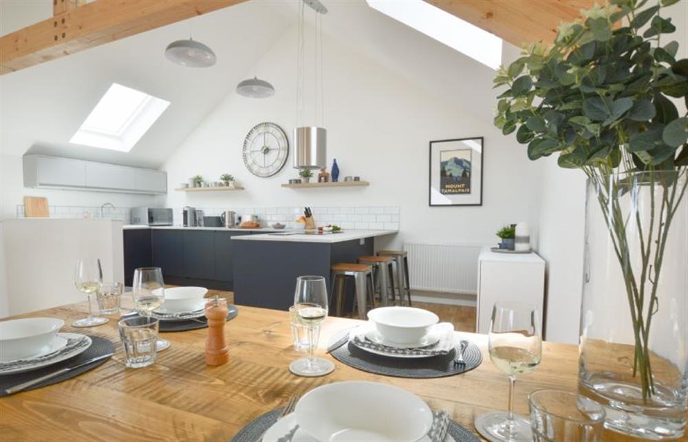 Birch House, Cornwall: Dining table with seating for four guests at Birch House, St Agnes