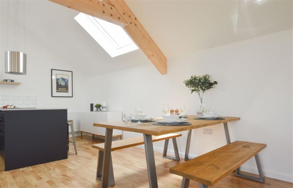 Birch House, Cornwall:  Open-plan dining area in to the kitchen at Birch House, St Agnes