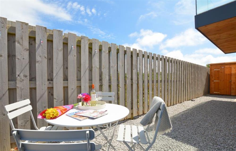 Gravelled garden with outdoor furniture and barbecue at Birch House, St Agnes