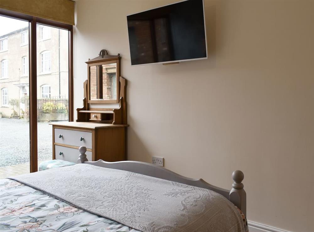 Peaceful en-suite double bedroom at Skylark, 