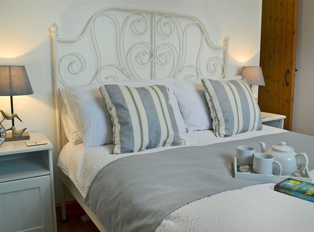 Elegant double bedroom at Birdsong Cottage in Near Woolsery, Devon