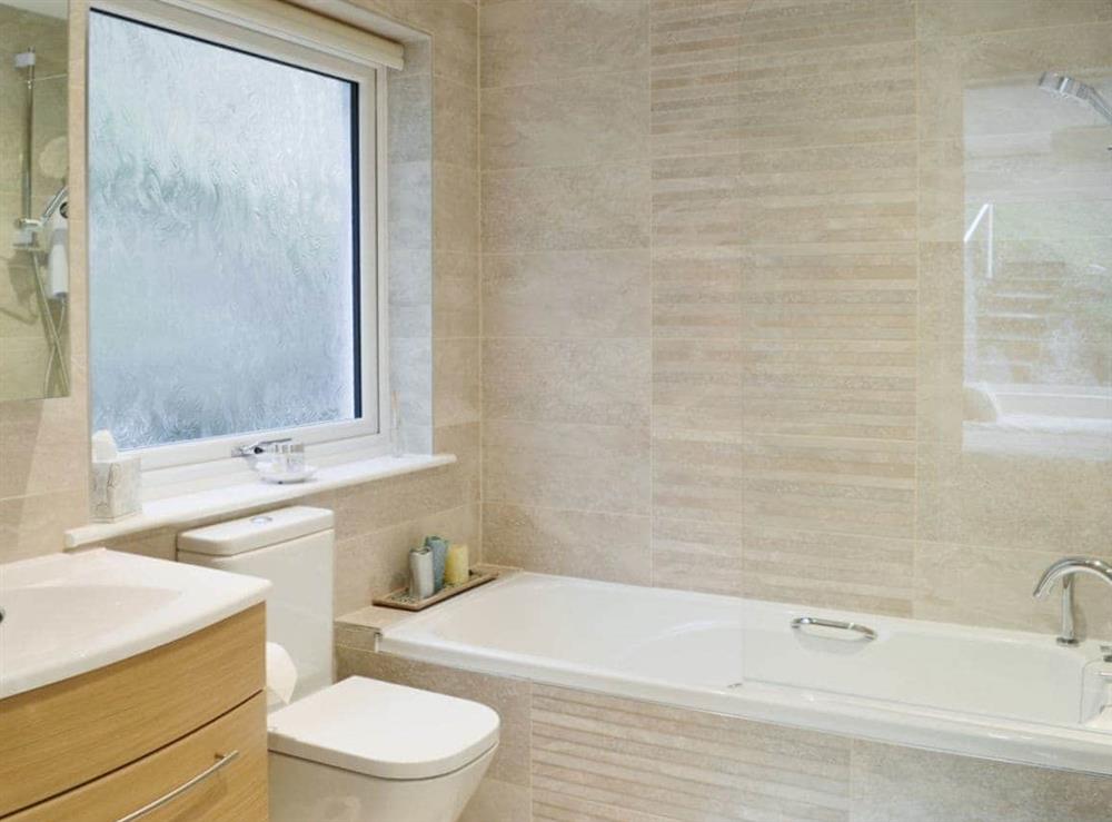 En-suite bathroom with shower over bath at Birdsong in Craigton, near Inverness, Highlands, Inverness-Shire