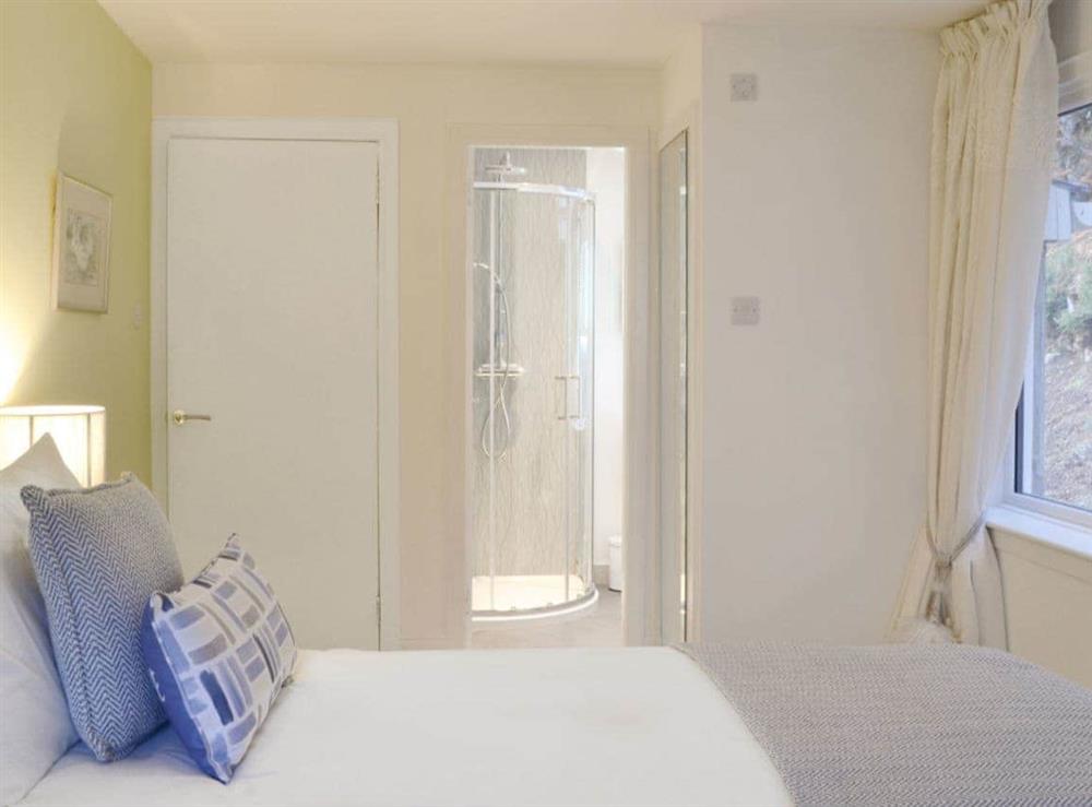 Twin bedroom with en-suite at Birdsong in Craigton, near Inverness, Highlands, Inverness-Shire