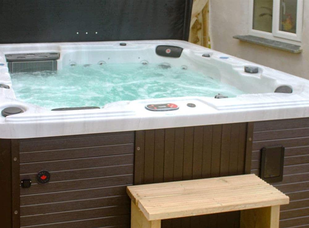 Relaxing hot tub at Birdsong in Holsworthy Beacon, near Bude, Devon
