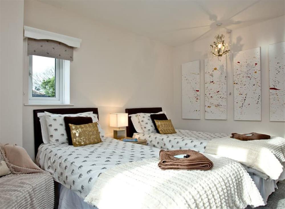 Light and airy twin bedroom at Bishopsgate in , Torquay