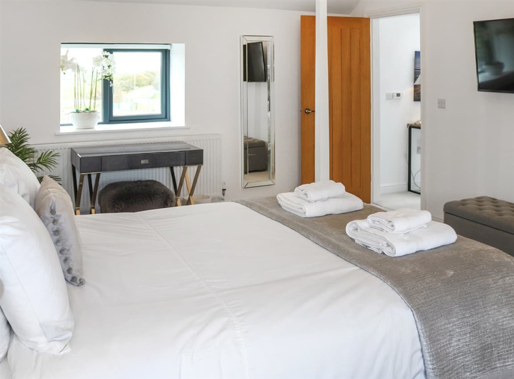 Double bedroom (photo 5) at Black Seal Barn in Llanfechell, Gwynedd