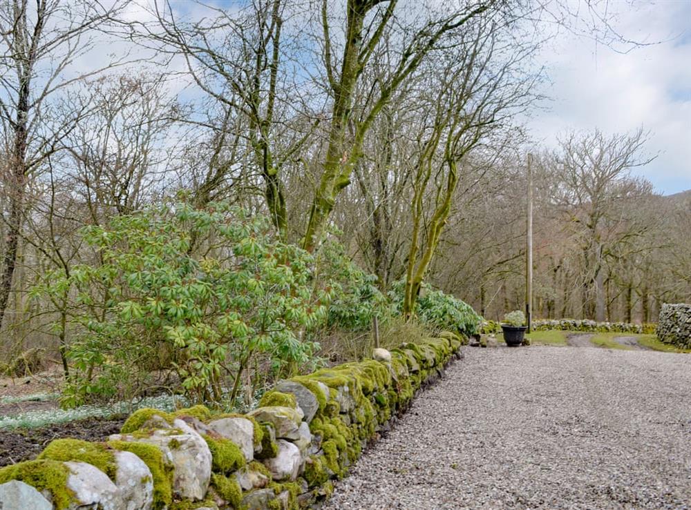Garden and grounds at Black Spout Cottage in Pitlochry, Perthshire