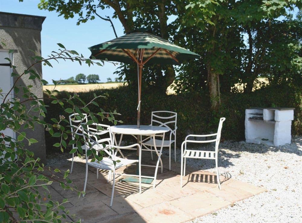 Sitting-out-area at Blackberry Cottage in Coads Green, near Launceston, Cornwall