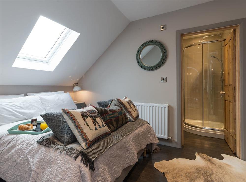Double bedroom with en-suite at Blackgill Lodge in Grinkle, near Easington, Cleveland