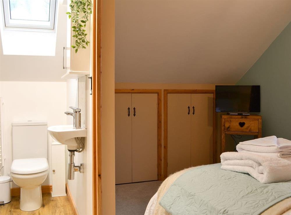 Double bedroom with en-suite at Blacksmiths Cottage in Baswick, near Driffield, North Humberside