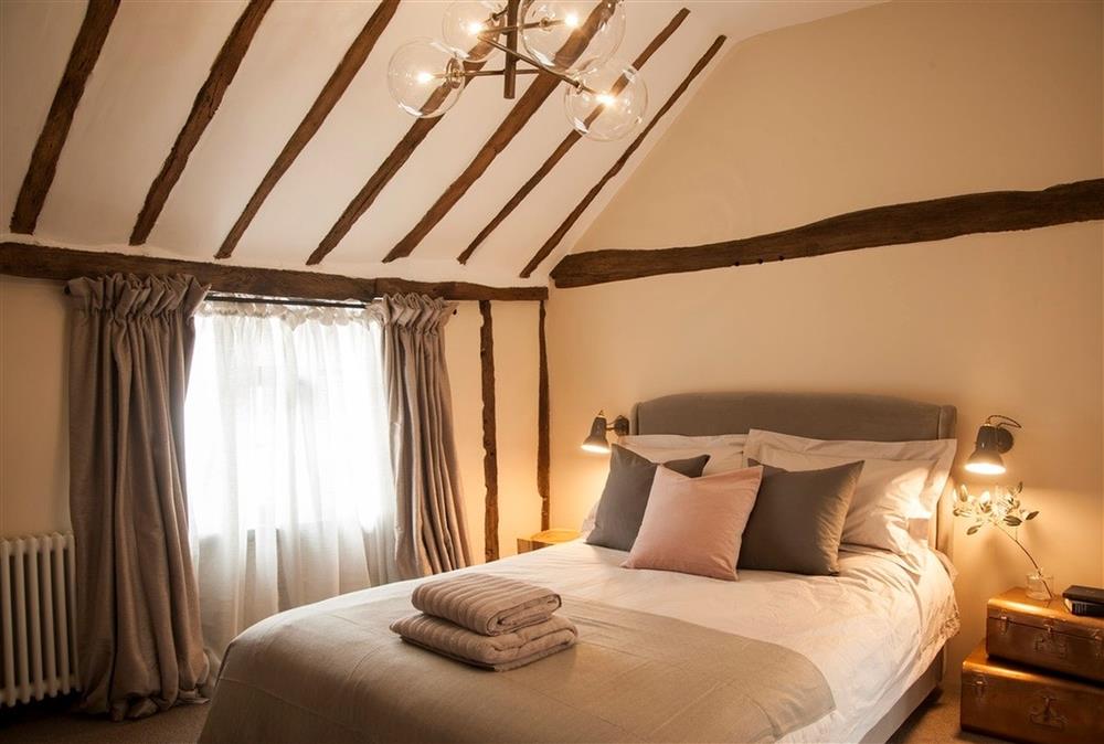 Master bedroom with 5’ king-size bed and en-suite at Blacksmiths Cottage, Lavenham